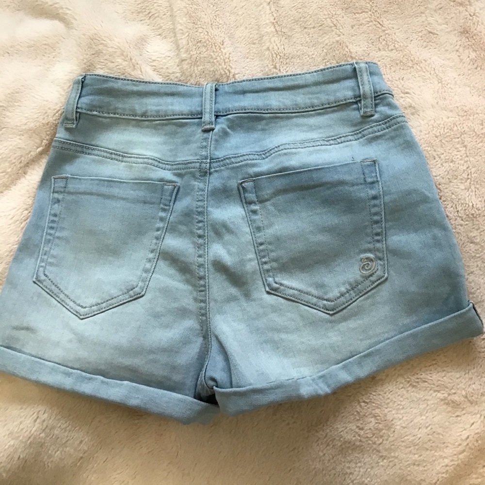 Blue jean shorts.